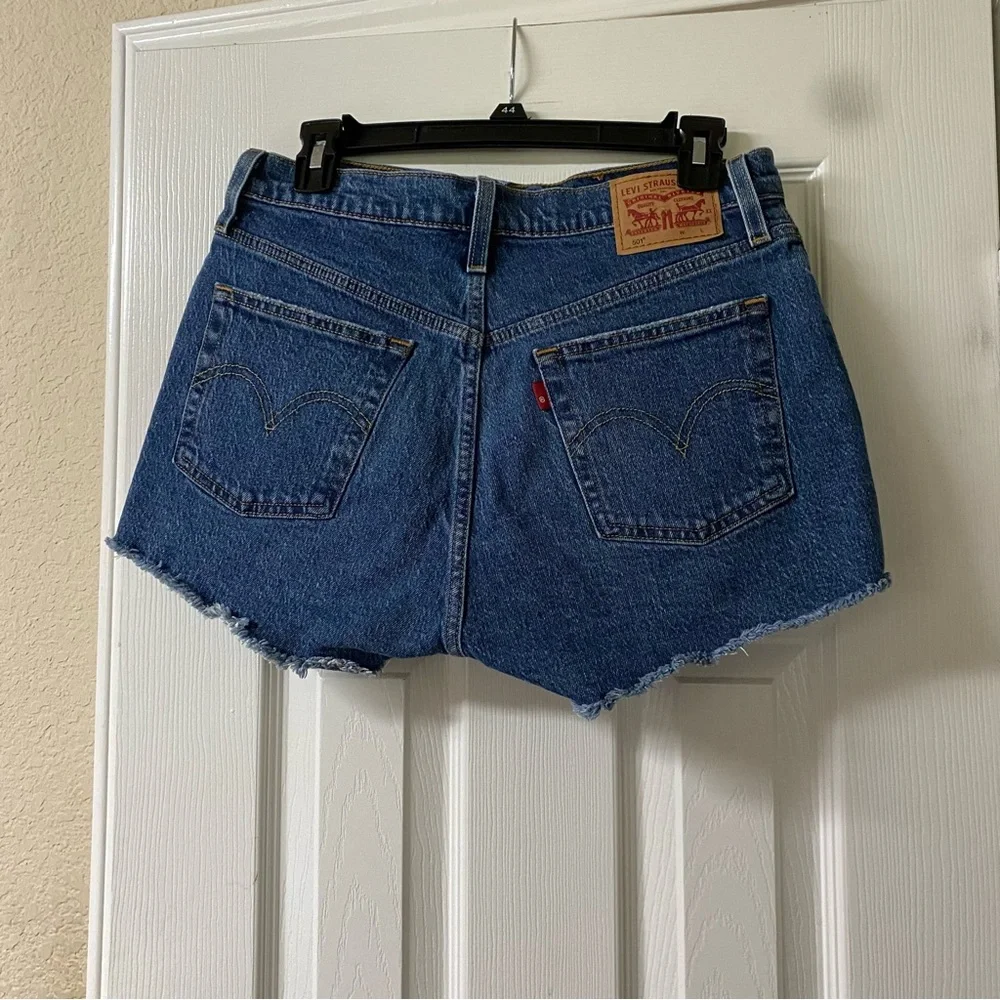 Levi's 501 Women's Size 28” Medium Wash Cotton Fray Hem Button Tab Denim Shorts - Picture 6 of 12